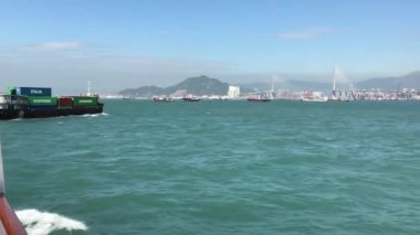 Hong Kong, Çin, bir su kütlesindeki büyük bir gemi.