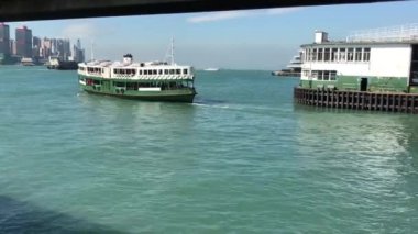 Hong Kong, Çin, bir su kütlesindeki büyük bir gemi.