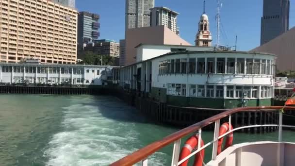 Χονγκ Κονγκ, Κίνα, Ένα μεγάλο πλοίο σε μια υδάτινη μάζα — Αρχείο Βίντεο