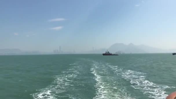 Hong Kong, Chine, Un signe au-dessus d'un plan d'eau — Video