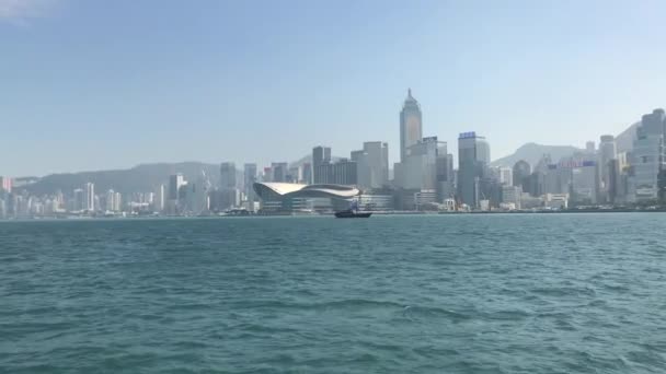 Hong Kong, Chiny, Duży zbiornik wodny z miastem w tle — Wideo stockowe