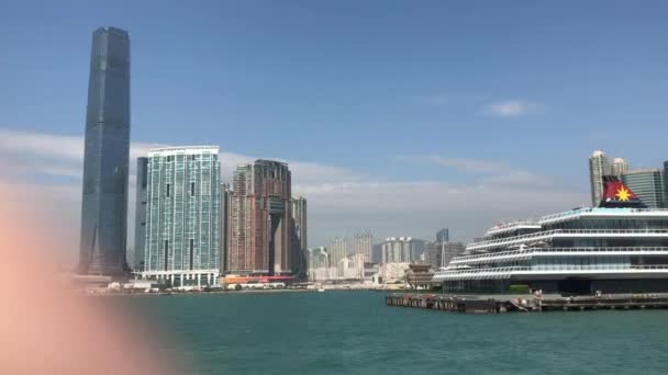Гонконг, Китай, Большой корабль в водоеме с городом на заднем плане — стоковое видео