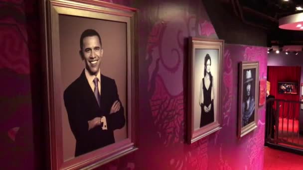 Hongkong, China, Barack Obama vor einem Spiegel, der für die Kamera posiert — Stockvideo
