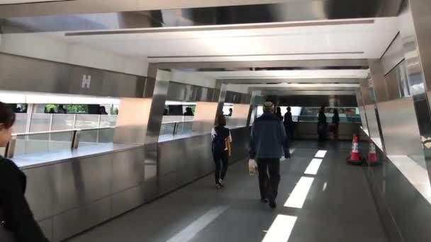 Hong Kong, Çin, turistler geçide gidiyor. — Stok video