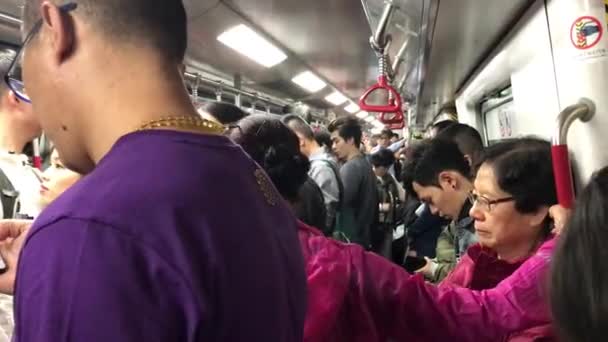 Hongkong, China, 20. November 2016: Ein Mann steht vor einer Menschenmenge — Stockvideo