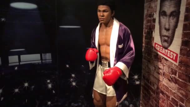 Hong Kong, China, Muhammad Ali sosteniendo un cartel — Vídeo de stock