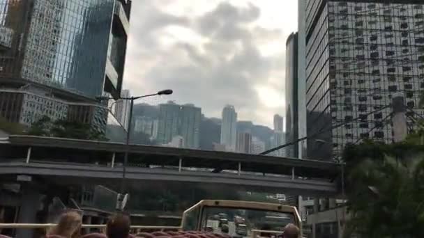Hong Kong, Čína, skupina lidí před budovou — Stock video