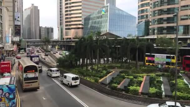 Hong Kong, China, Een auto rijden in een drukke stad straat — Stockvideo