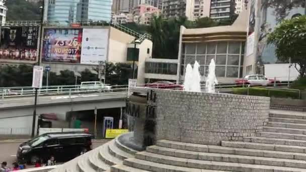 Hong Kong, Cina, un cartello davanti a un edificio — Video Stock