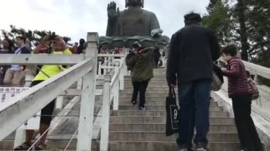 Hong Kong, Çin, 20 Kasım 2016: Bir grup insan köprüde yürüyor