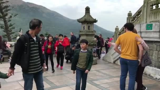 Hong Kong, Chine, 20 novembre 2016 : Un groupe de personnes marche sur un trottoir — Video