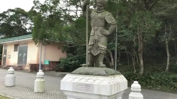 Hong Kong, Chine, Une personne assise devant un bâtiment — Video