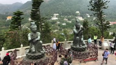 Hong Kong, Çin, 20 Kasım 2016: Bir dağın tepesinde duran bir grup insan