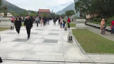 Hong Kong, Çin, 20 Kasım 2016: Kaldırımda yürüyen bir grup insan