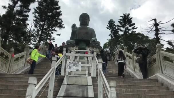 中国香港，2016年11月20日：一个人站在一座建筑物前 — 图库视频影像