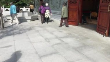 Hong Kong, Çin, 20 Kasım 2016: Yerde yürüyen bir grup insan