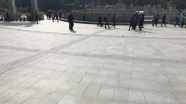 Hong Kong, Çin, 20 Kasım 2016: Kaldırımda yürüyen bir grup insan