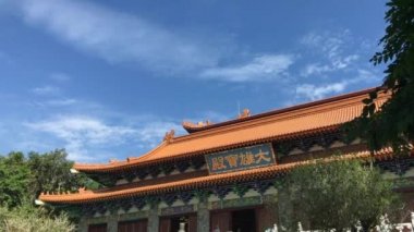 Hong Kong, Çin, Bir tren bir binanın yanına park edilmiş.