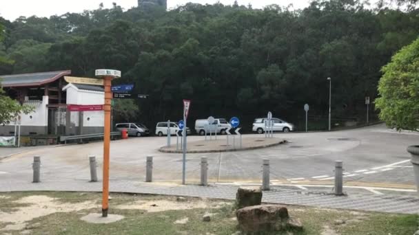 Hong Kong, Čína, požární hydrant na kraji silnice — Stock video