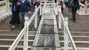 Hong Kong, Çin, 20 Kasım 2016: Bir grup insan köprüde yürüyor