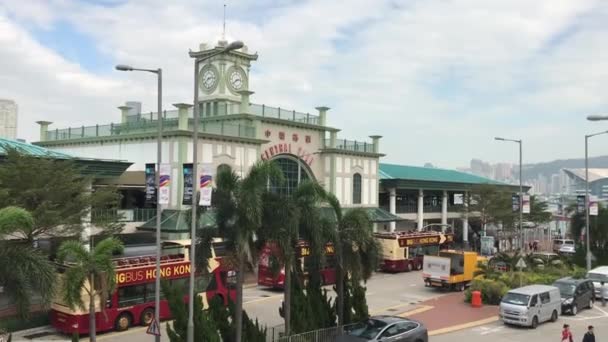 Hong Kong, Çin, bir grup insan bir şehir caddesinde — Stok video