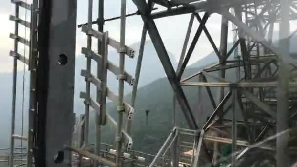 Hong Kong, Kína, Egy épület fémkerítéssel — Stock videók