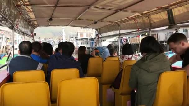 Hong Kong, China, 20 november 2016: Een groep mensen zit op een treinstation — Stockvideo