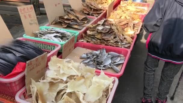 Hong Kong, China, 20 de noviembre de 2016: Una canasta llena de comida — Vídeo de stock