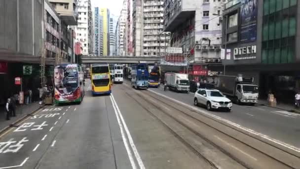 Hong Kong, China, un autobús de dos pisos que conduce por una calle de la ciudad — Vídeos de Stock