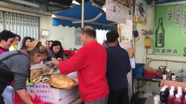 Hong Kong, Čína, 20. listopadu 2016: Skupina lidí stojící kolem stolu — Stock video