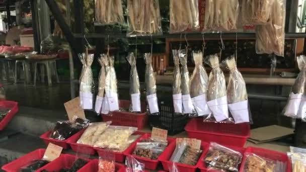 Hong Kong, China, Una tienda llena de mucha comida — Vídeos de Stock