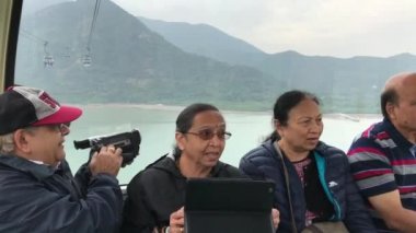 Hong Kong, Çin, 20 Kasım 2016: Bir dağın önünde duran bir grup insan