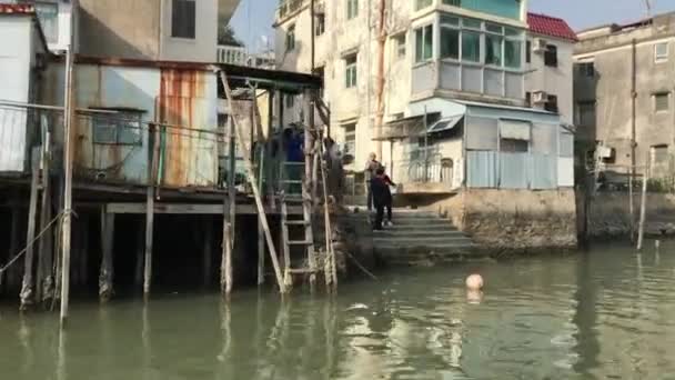 Hongkong, China, Ein Boot, das an der Seite eines Gebäudes geparkt ist — Stockvideo