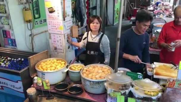 Hong Kong, China, 20 de novembro de 2016: Um grupo de pessoas preparando comida em uma mesa — Vídeo de Stock