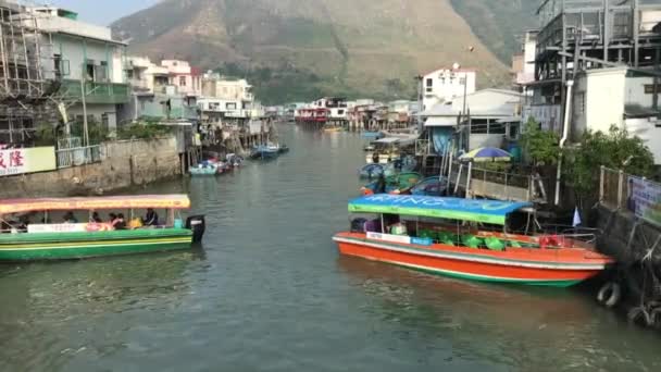 Hongkong, China, Ein kleines Boot im Hafen — Stockvideo