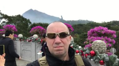 Hong Kong, Çin, 20 Kasım 2016: Mor çiçek takan bir kişi