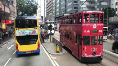 Hong Kong, Çin, çift katlı otobüs şehir caddesinde ilerliyor.