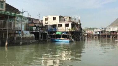 Hong Kong, Çin, bir tekne rıhtıma yanaştı.