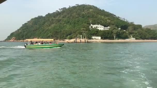 Hong Kong, Kiina, pieni vene vesistössä — kuvapankkivideo