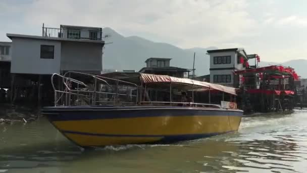 Hong Kong, China, un barco está atracado junto a un cuerpo de agua — Vídeo de stock