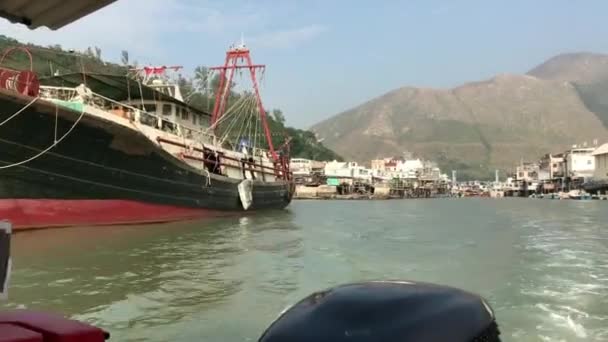 Hong Kong, China, un barco está atracado junto a un cuerpo de agua — Vídeo de stock