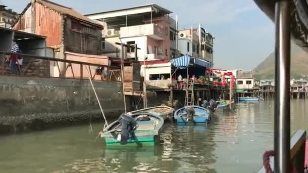 Hong Kong, Çin, Binanın tepesinde oturan bir tekne — Stok video