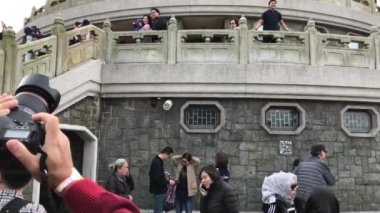 Hong Kong, Çin, 20 Kasım 2016: Kalabalığın önünde duran bir kişi