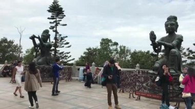 Hong Kong, Çin, 20 Kasım 2016: Sokakta yürüyen bir grup insan