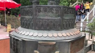 Hong Kong, Çin, 20 Kasım 2016: Bahçedeki ahşap heykel