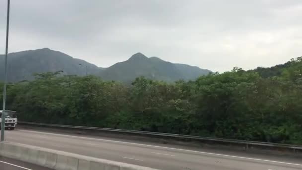 Hong Kong, Chine, Un panneau sur le bord d'une route — Video