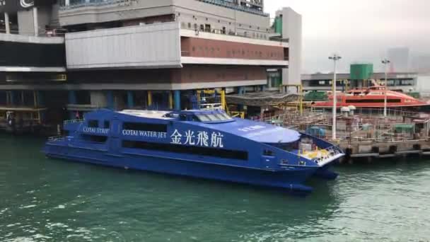 Hong Kong, China, un barco está atracado junto a un cuerpo de agua — Vídeo de stock