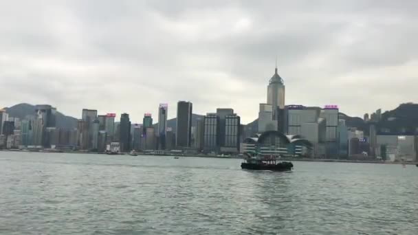 홍콩, 중국, 뒤에 도시가 있는 호수 — 비디오