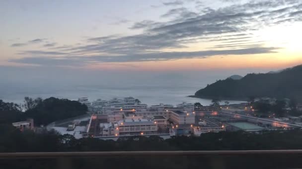 Hong Kong, China, una puesta de sol sobre un poco de agua — Vídeo de stock