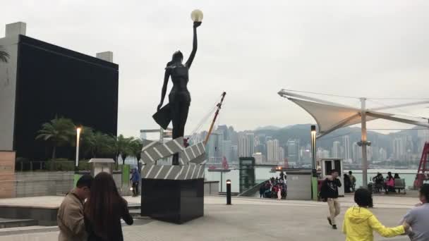Hongkong, Kina, 20 november 2016: En grupp människor som går längs en gata — Stockvideo